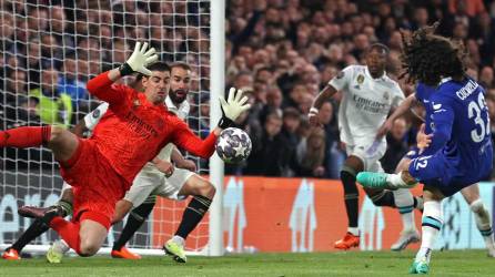 La tapada de Thibaut Courtois al disparo de Marc Cucurella en Stamford Bridge.