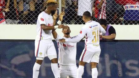 Jerry Bengtson celebrando su gol con Jorge Benguché y Sarlos Sánchez.