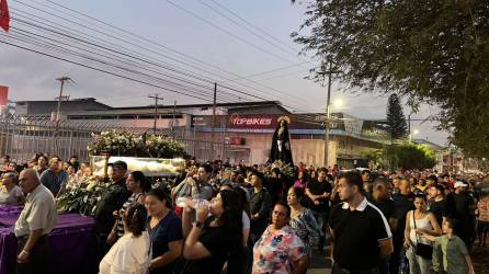 La procesión del Santo Entierro recorrió las calles y avenidas sampedranas como una tradición religiosa en el Viernes Santo.