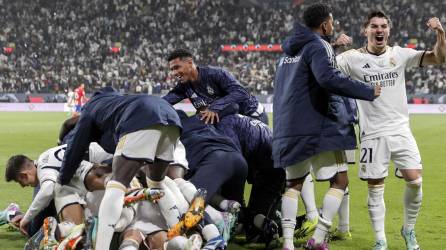 Los jugadores del Real Madrid celebrando el cuarto gol en el triunfo sobre el Atlético en la semifinal de la Supercopa de España.