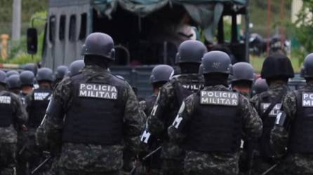Policías militares durante una operación de ingreso a cárceles en Honduras.