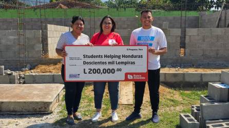 La directora de la escuela José Melecio Velásquez, Miriam Jaquelin Pineda, recibió la donación de L200,000.00 que fue entregada por Banco Atlántida.