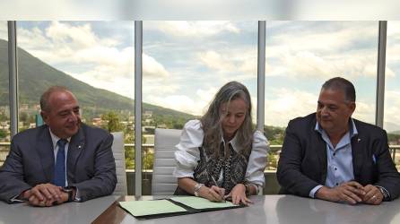 Momento en el que los ejecutivos realizan la firma de acuerdo, con el que se concreta la adquisición de ASESUISA por parte del Grupo Financiero Ficohsa.