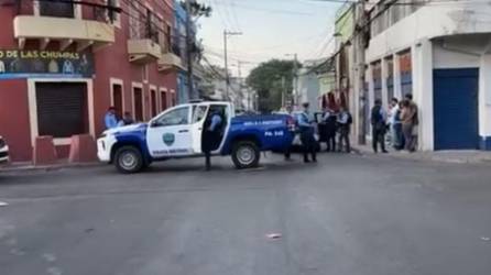 Agentes policiales acordonaron la escena del crimen.