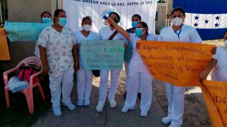 Acciones. Protesta de enfermeras auxiliares despedidas en La Paz.