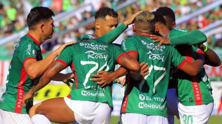 Los jugadores del Marathón celebrando uno de los goles de Alexy Vega contra el Vida.