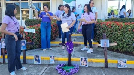 Mujeres ceibeñas protestan en la celebración del Día de la Mujer en Honduras.