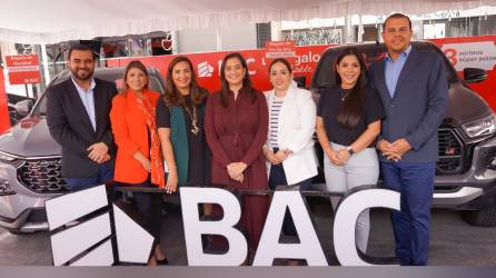 Ejecutivos y colaboradores de BAC presentes en el lanzamiento de la campaña de fin de año.