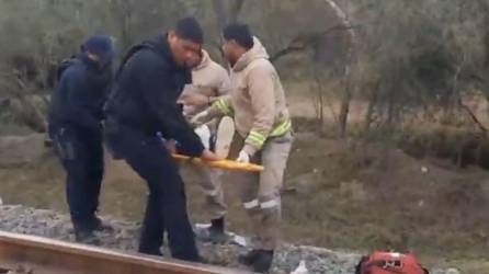 Socorristas trasladan al hondureño Edison Herrera a un hospital tras perder una de sus extremidades.