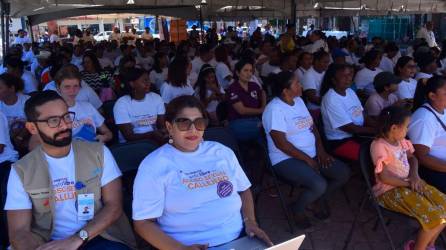 Decenas de mujeres asisten al lanzamiento de la segunda fase de la campaña contra el acoso hacia la mujer.