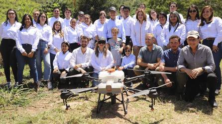 Equipo de Fundación Terra y CO2 Revolution, en el lanzamiento de Smart Seed, con la visión de proteger y restaurar los bosques de Honduras con este nuevo proyecto de aceleración forestal.