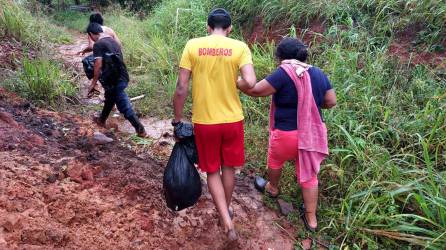 Miembros del Cuerpo de Bomberos rescataron a dos mujeres que resultaron afectadas cuando su vivienda se les vino abajo en la zona de Aldin Webster en Roatán.