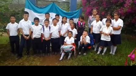 Los niños de la escuela República de Bélgica de la aldea El Progreso en Colinas, Santa Bárbara piden una plaza para un maestro permanente.