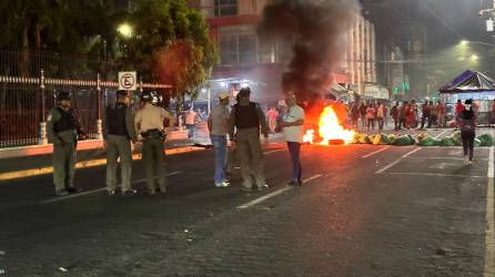 La manifestación comenzó a eso de las siete de la noche frente a la catedral sampedrana.