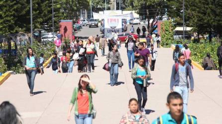 Estudiantes ingresan a la Universidad Nacional Autónoma de Honduras en Tegucigalpa.