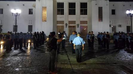 Formación de policías frente al edificio de la municipalidad de San Pedro Sula.