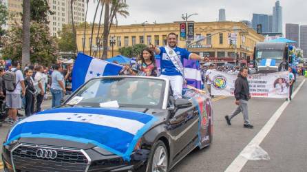 Hondureños llenan de sabor el desfile latino de Los Ángeles