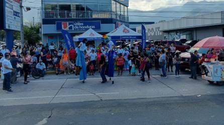 Música, color y alegría se vive en el festival de carrozas de la feria Juniana 2023. Fotos: La Prensa.