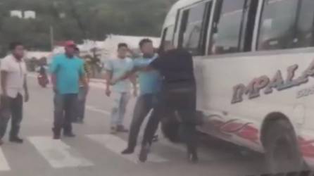 VIDEO: Buseros se van a los golpes en semáforo de Choloma