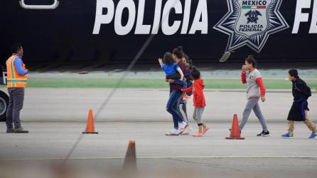Fotografía muestra a hondureños deportados llegar al aeropuerto Ramón Villeda Morales, de San Pedro Sula, en un avión de la Policía Federal de México.