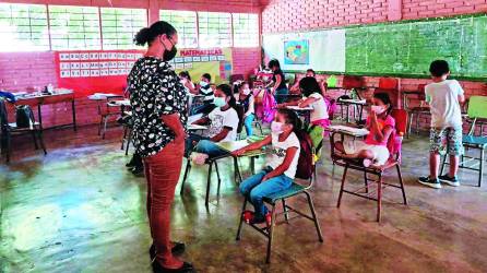 En algunas escuelas se impartieron clases en aula tres veces por semana.