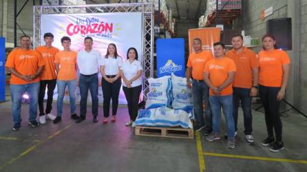 Ejecutivos de Cargill, Iveth Padilla y Liliana Barahona de Cargill Honduras entregaron la donación a Bancos de Alimentos.