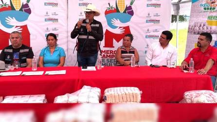 Las asociaciones de los Mercasem-RDS recibieron capital semilla con productos de la canasta básica en manos del director ejecutivo de Senprende, Dennis Corrales.