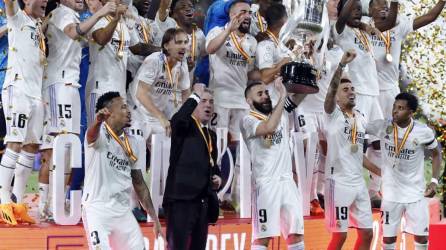 El capitán del Real Madrid, Karim Benzema, levanta junto a sus compañeros y al técnico italiano Carlo Ancelotti la Copa del Rey.