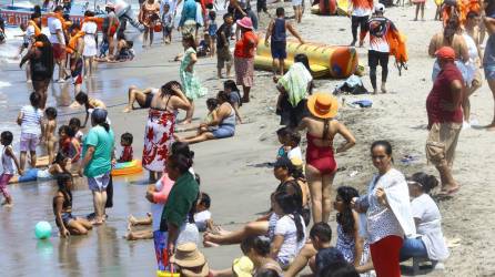 Centenares de hondureños abarratoraron este domingo 17 de marzo las playas municipales de Tela, en vísperas a la Semana Santa.
