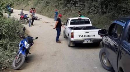 Los cadáveres quedaron en la calle de tierra.