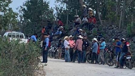 Policía acordona la escena del crimen.