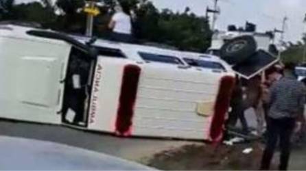 Ambulancia volcada sobre un costado en la carretera CA-13.