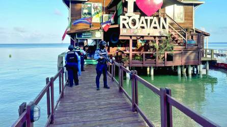 Desde horas tempranas fiscales y policías allanaron los negocios y residencias de los acusados en varios puntos de la isla de Roatán.