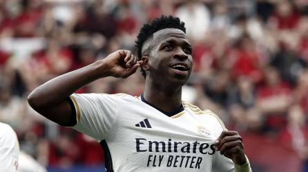 Vinicius celebrando su segundo gol con el Real Madrid ante el Osasuna.