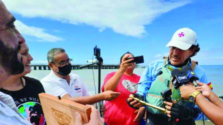 Álvaro Tejada arribó al Malecón ceibeño en su lancha.