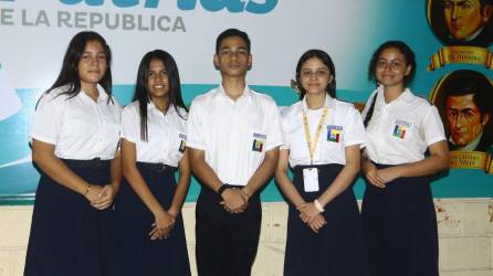 Estudiantes del Inate Valery Nicolle Perdomo Urbina, Cecicilia Abigail Pérez Bardales, Dylan Kal-El Carcache Díaz, Eimy Melissa Medina Herrera y Alicia Daniela Zepeda Fajardo.