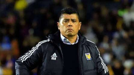 Marco Antonio Ruiz, entrenador de los Tigres de México, está en la cuerda floja por malos resultados.