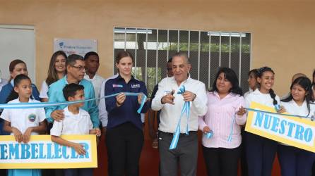 Representantes de Fundación Ficohsa y Usaid realizaron el corte de la cinta de inauguración del CEB Rafael Pineda Ponce en Cerro Verde, Choloma.