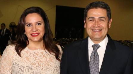 La ex primera dama, Ana García, junto al expresidente Juan Orlando Hernández Alvarado.