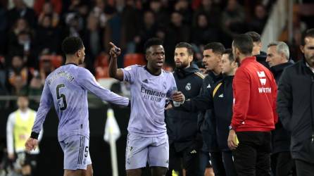 Vinicius le dice algo al cuarto árbitro del partido durante la revisión del VAR de su segundo gol ante Valencia.