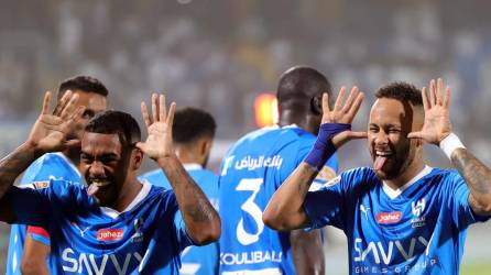 Neymar y Malcom celebrando un gol del Al Hilal en el partido contra el Al Riyadh.