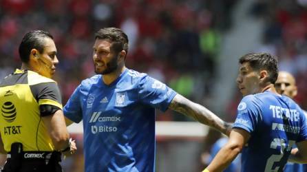 André-pierre Gignac y Jesús Ángulo de Tigres, reclaman al árbitro central Marco Antonio Ortiz durante el partido contra Toluca.