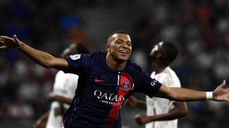 Kylian Mbappé celebrando su primer gol del partido contra el Lyon.