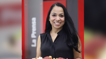 María Eugenia con la tabla de queso.