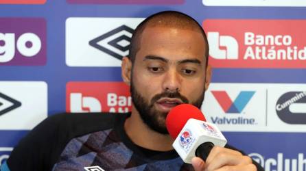 Edrick Menjívar en conferencia de prensa del Olimpia.