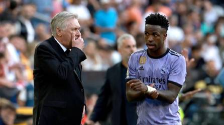 Carlo Ancelotti y Vinicius durante el encuentro entre el Real Madrid y Valencia.