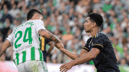 Jude Bellingham siendo ayudado a levantarse por Aitor Ruibal, autor del golazo del Betis para el empate contra Real Madrid.