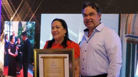 Blanca Echeverry comparte con su esposo el reconocimiento otorgado por el Consulado de Honduras en Valencia, España.