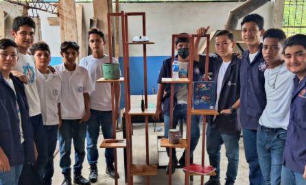Estudiantes del Instituto Manuel de Jesús Subirana muestran sus productos realizados en sus talleres.
