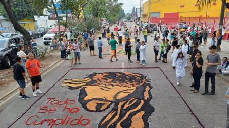 Familias de algunas comunidades católicas de San Pedro Sula mantienen viva la tradición de elaborar las alfombras de aserrín dedicadas a la Pasión y Muerte de Jesús